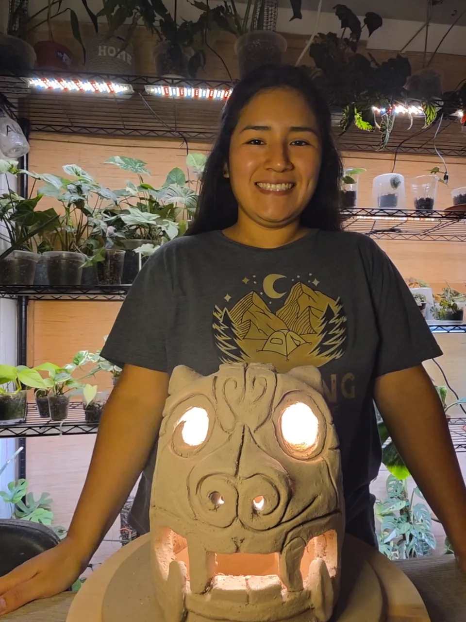 Lámpara de cerámica inspirada en las Cabezas Clavas de Chavín