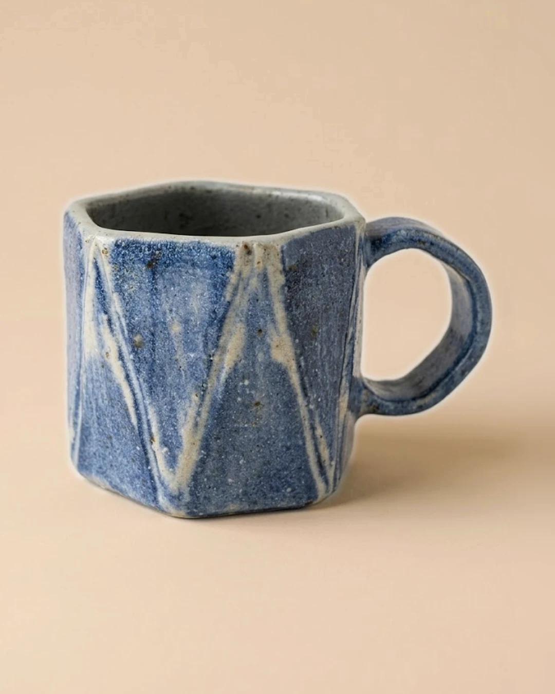Taza Facetas, hecha a mano por Joha